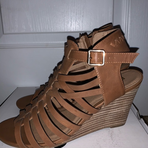 Report Sandals - Picture 1 of 2